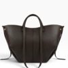 gacek-braz-hero GACEK Ciemny Brąz - torebka shopper, widok z zawieszonym paskiem